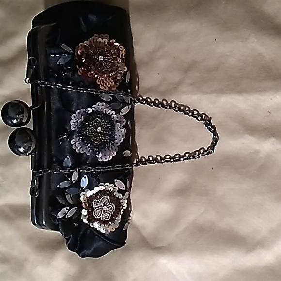 HANDBAG/CLUTCH SOPHISTICATED BLACK SILVER GREY WITH BEADING FLOWER DESIGN - Picture 2 of 8